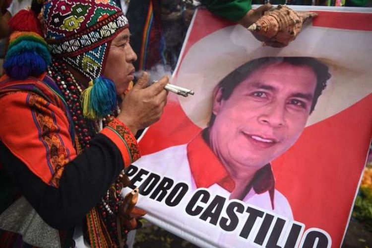 Izquierdista Castillo lidera sondeo presidencial en Perú a una semana de balotaje