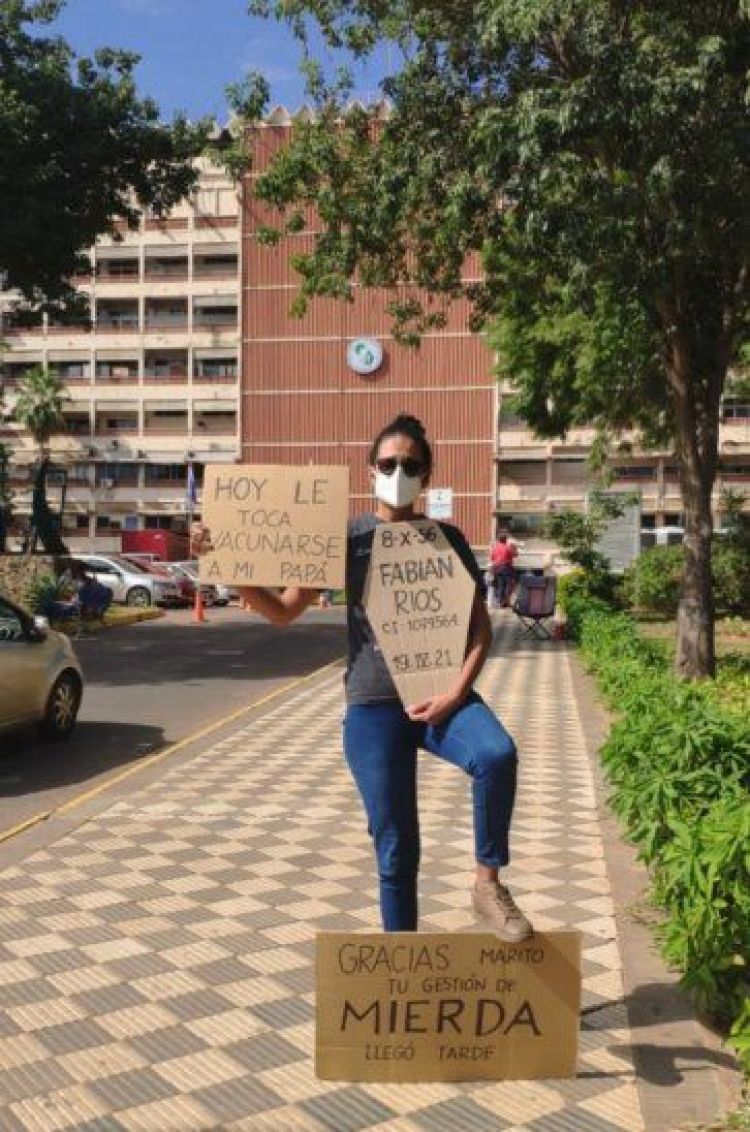 Mujer protesta en memoria de su padre, quien debía recibir la vacuna este jueves
