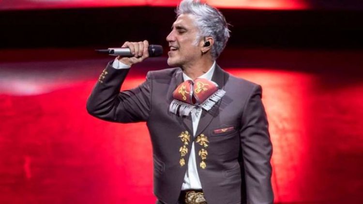 Alejandro Fernández se emociona y llora en el escenario