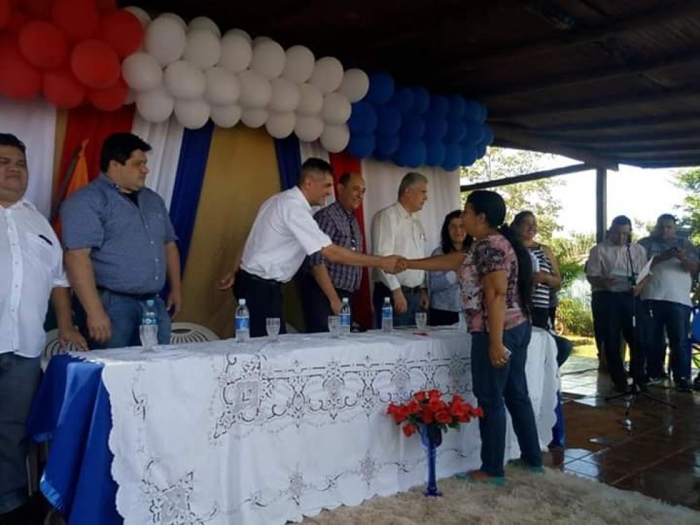 Entregaron contratos de compraventa a familias del asentamiento San Francisco