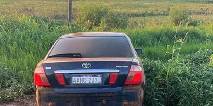 CDE: delincuentes abandonan vehículo tras persecución con policías