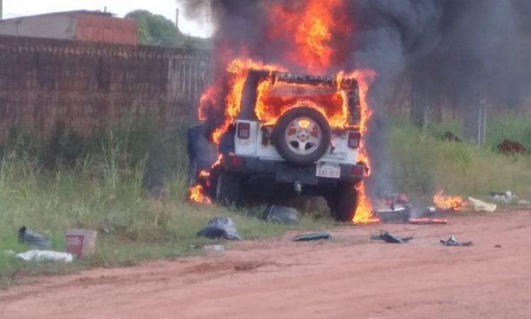 Incineran tres vehículos de alta gama en Pedro Juan Caballero