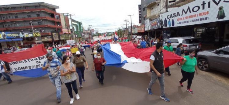 Trabajadores fronterizos de Encarnación marchan y exigen respuestas del Gobierno