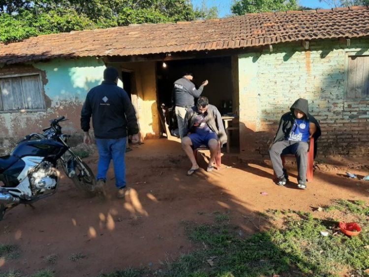 Ex policía con antecedentes y otro hombre son detenidos por asalto en Misiones
