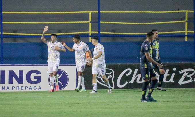 Luqueño recibe a Trinidense con el podio en la mira