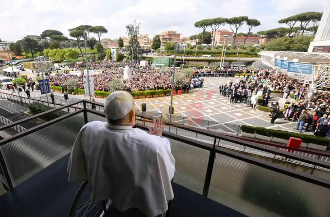 El mundo vuelve a ver al Papa desde el Gemelli: «Gracias a todos»