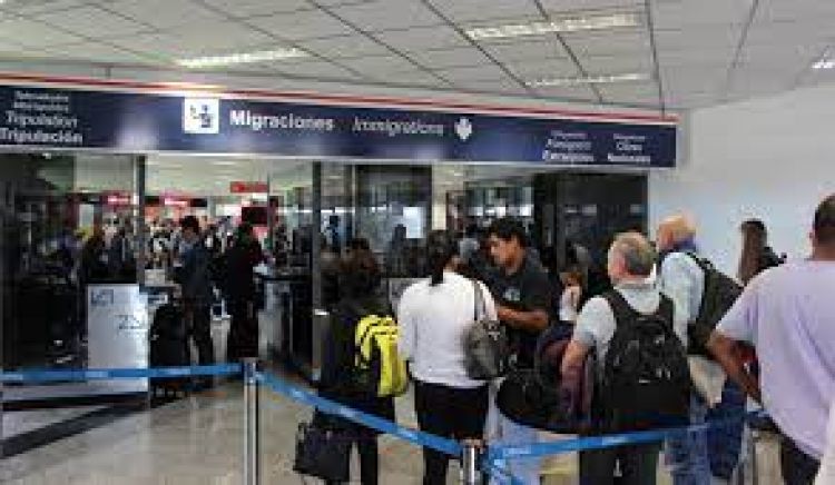 Paraguay impide ingreso de cuatro extranjeros sin certificado de vacunación