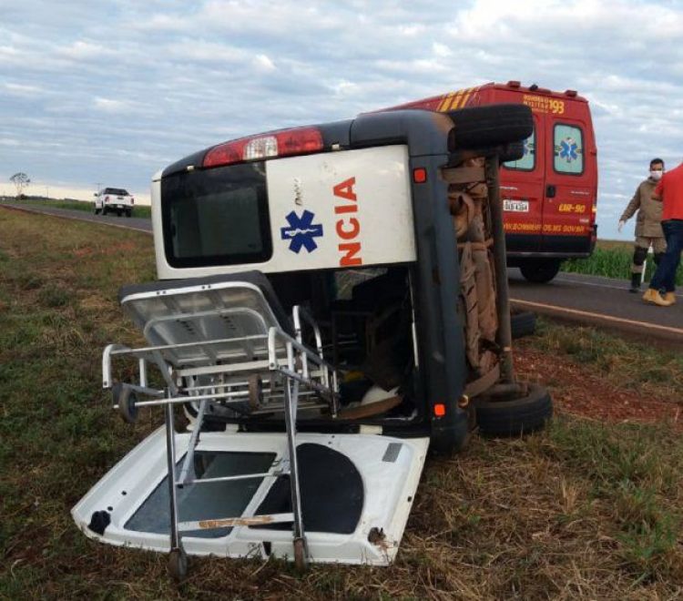 Vuelca ambulancia que transportaba a heridos en fiesta de cumpleaños en Capitán Bado
