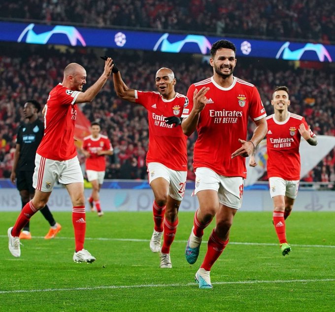 Benfica sella el boleto a cuartos con goleada
