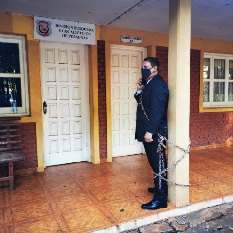 Abogado denuncia persecución y se encadena a sede policial en CDE
