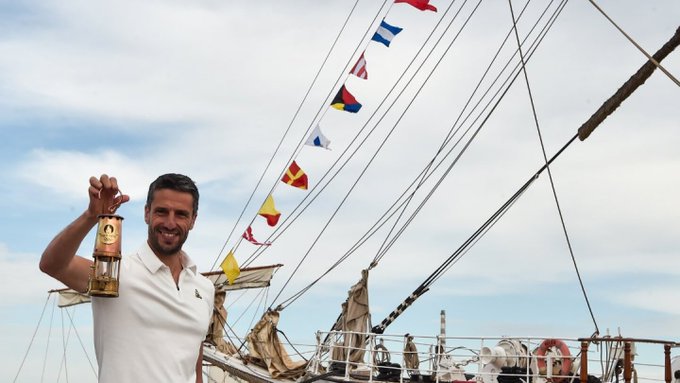 La llama olímpica abandona Grecia rumbo a Francia