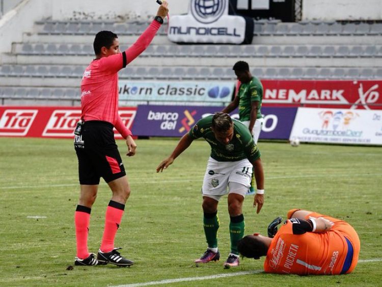 Expulsan al argentino Pucheta por orinar en pleno partido en torneo de Ecuador