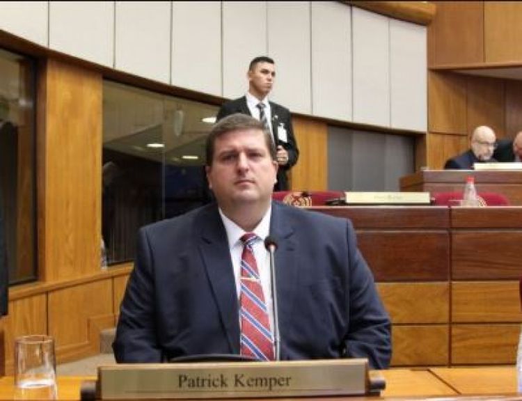 El senador  Patrick Kemper  anunció que dio positivo al test de Coronavirus