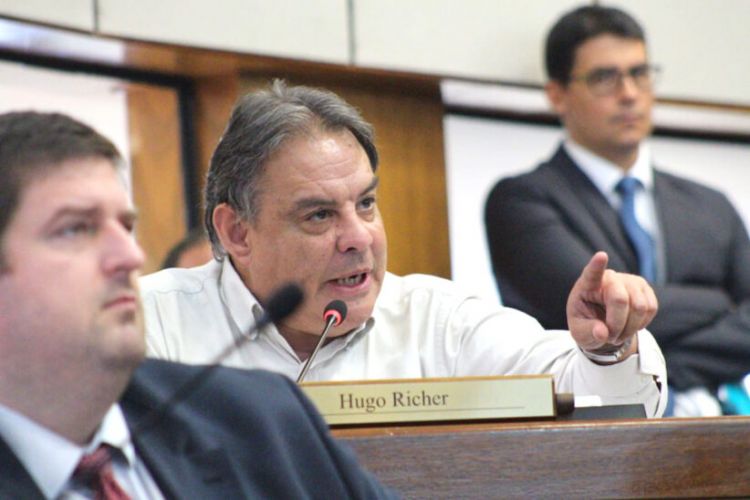 "Tenemos un presidente de la Repblica inepto, si no fuera colorado estara en la calle"