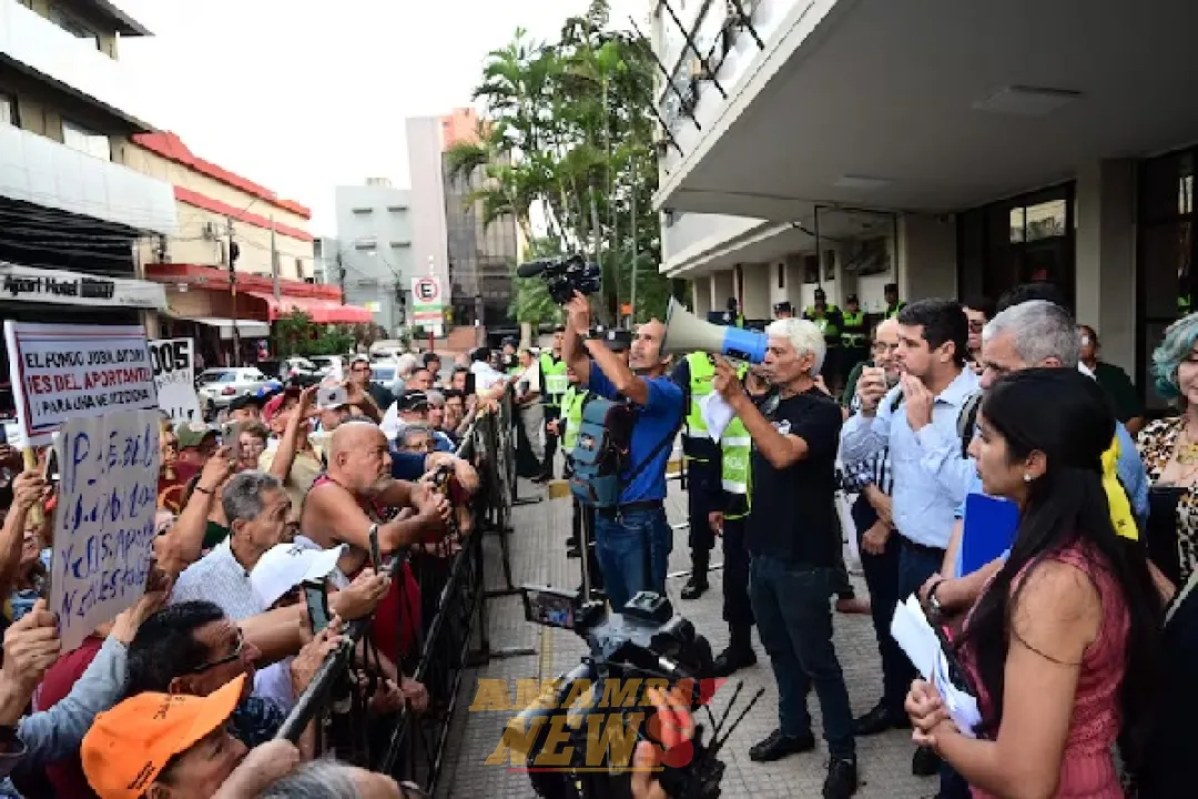 Protesta de trabajadores y jubilados contra Vicente Bataglia