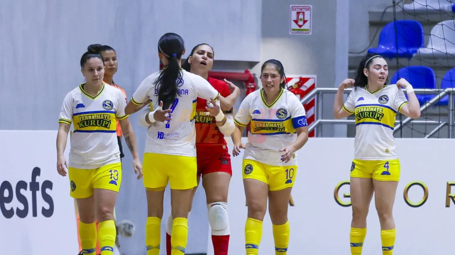 Colonial gana y apunta a los cuartos de final