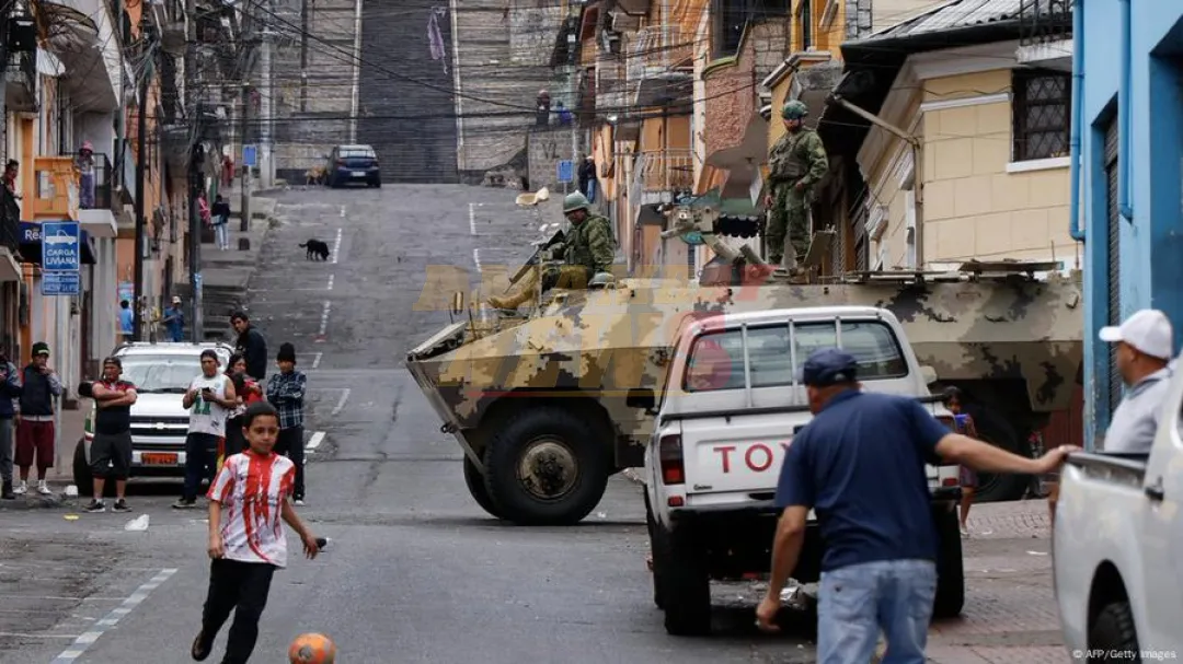 Ecuador: explosiones dejan un muerto y 10 lanchas calcinadas