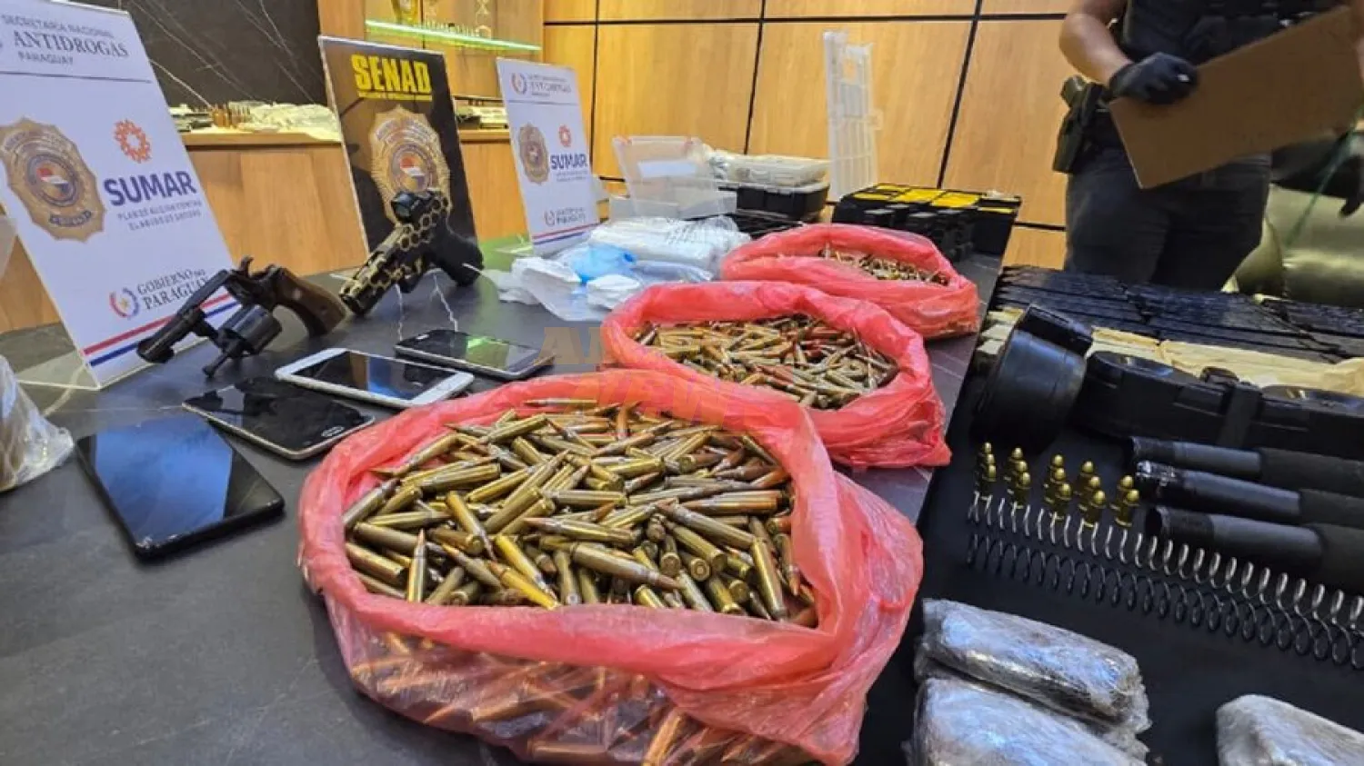Senad desmantela esquema que abastecía de armas y drogas al Comando Vermelho