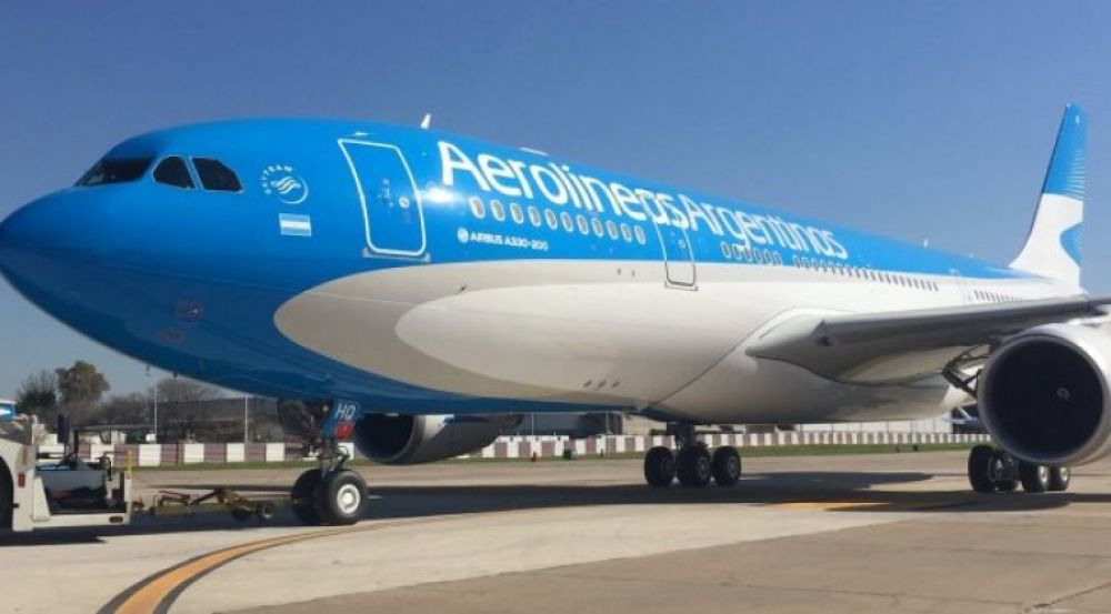 Confirman que avión volvió porque turbina succionó algo