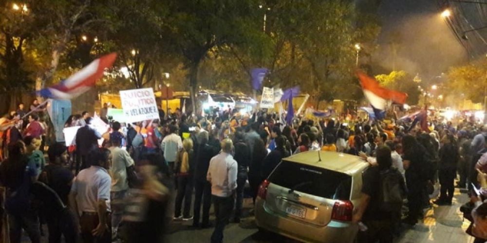 Ciudadanos y universitarios marcharon por el juicio político
