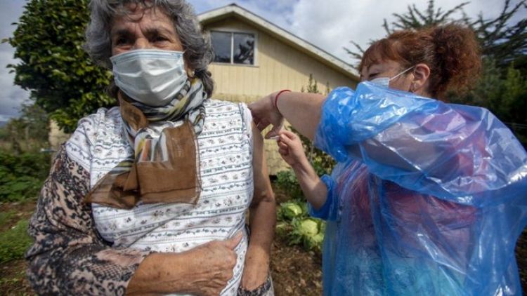 Chile decide usar vacuna AstraZeneca en mayores de 45 años