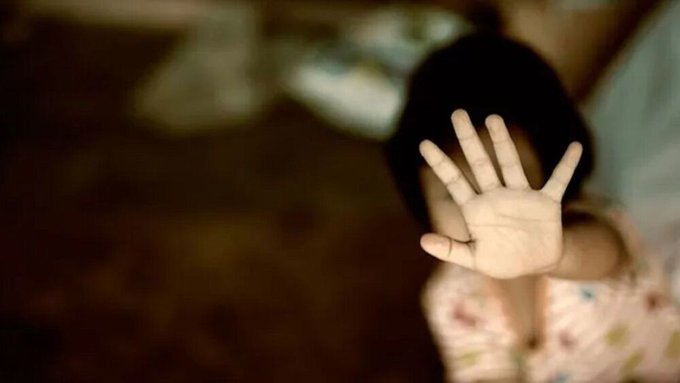 Fiscalía acusa a una mujer por supuestamente explotar sexualmente a su hija