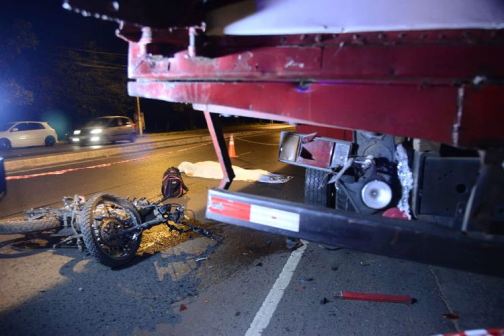 Motociclista muere tras chocar contra un camión estacionado