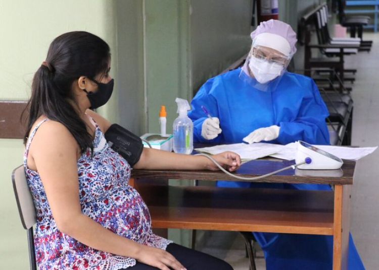 Instan a las embarazadas a extremar cuidados para evitar complicaciones del COVID 19