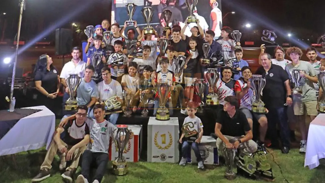 Trofeos en alto en el Karting Club