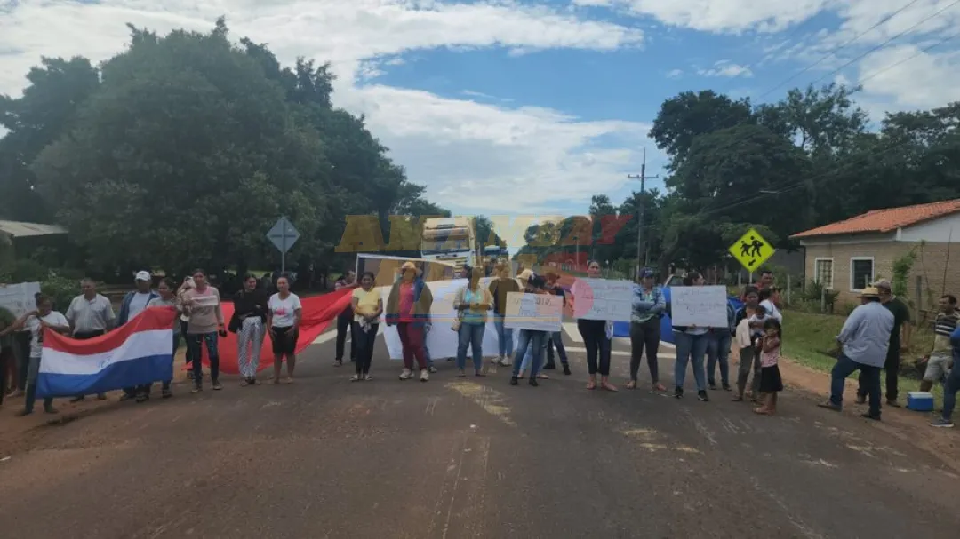 Padres cierran escuela y ruta para exigir reparaciones de infraestructura escolar en Horqueta