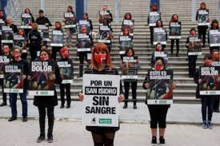 Medio centenar de personas protestan en Madrid por un San Isidro sin sangre