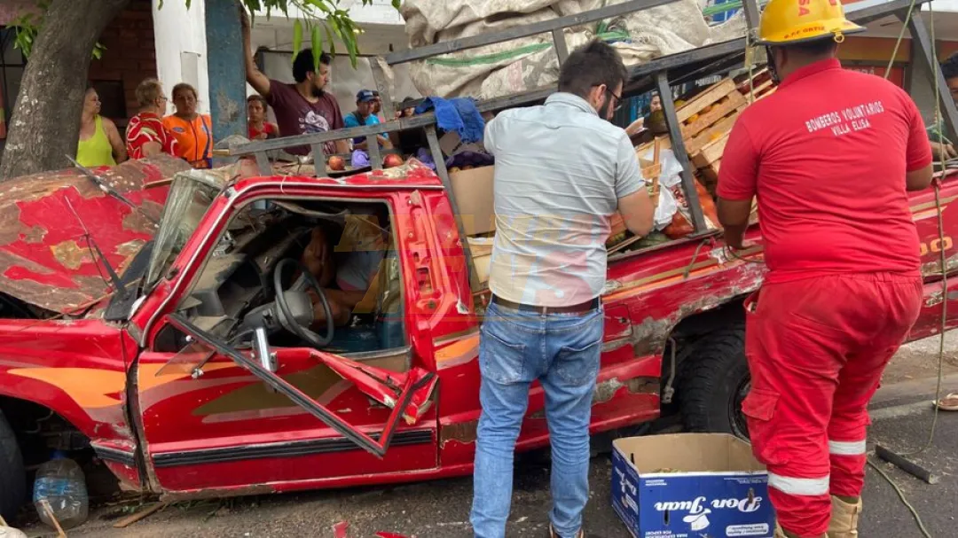 Zona Mercado de Abasto: Camioneta chocó contra un árbol y acompañante quedó atrapado