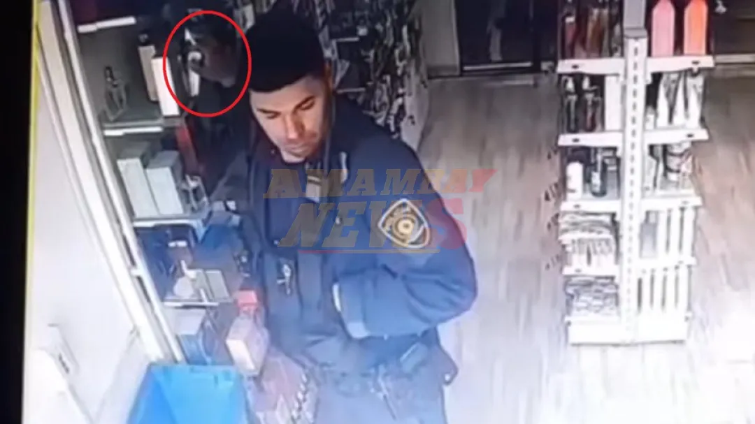 Policía es filmado hurtando dos frascos de perfume de una farmacia
