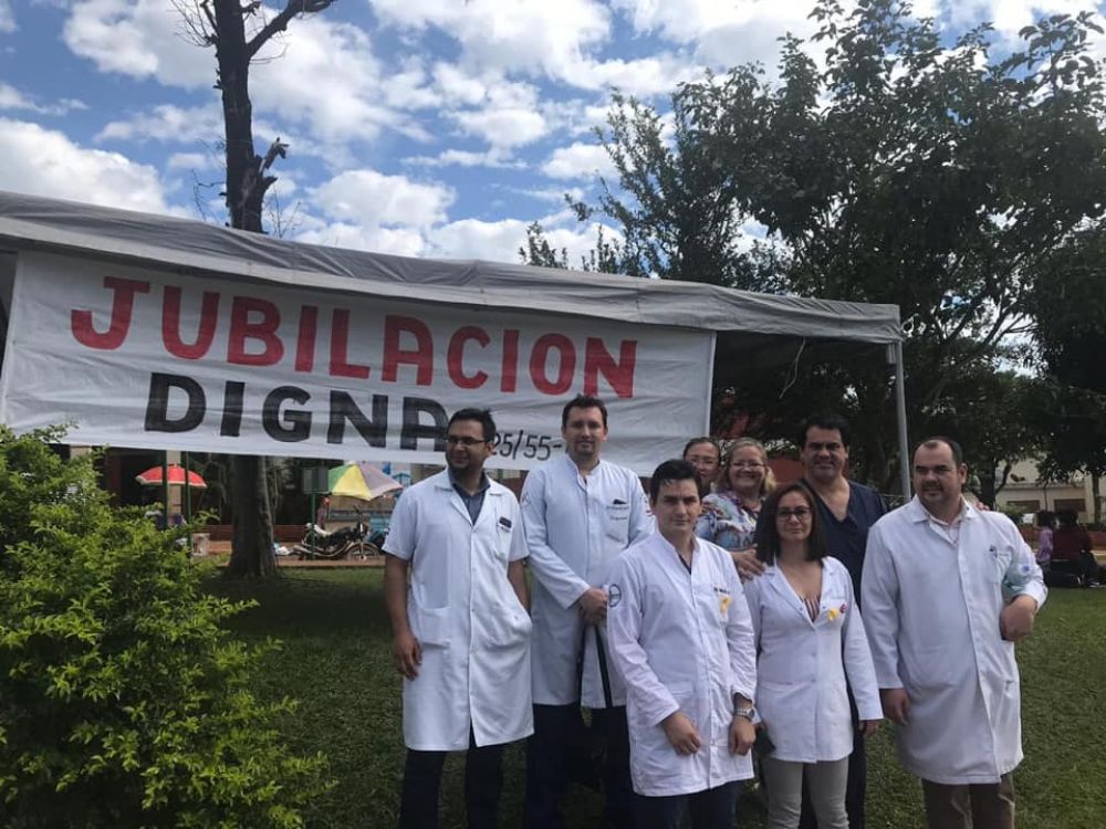 Médicos harán brazos caídos en hospitales