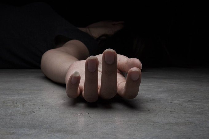 Hombre estranguló a mujer, intentó desmembrarla y luego la dejó bajo la cama