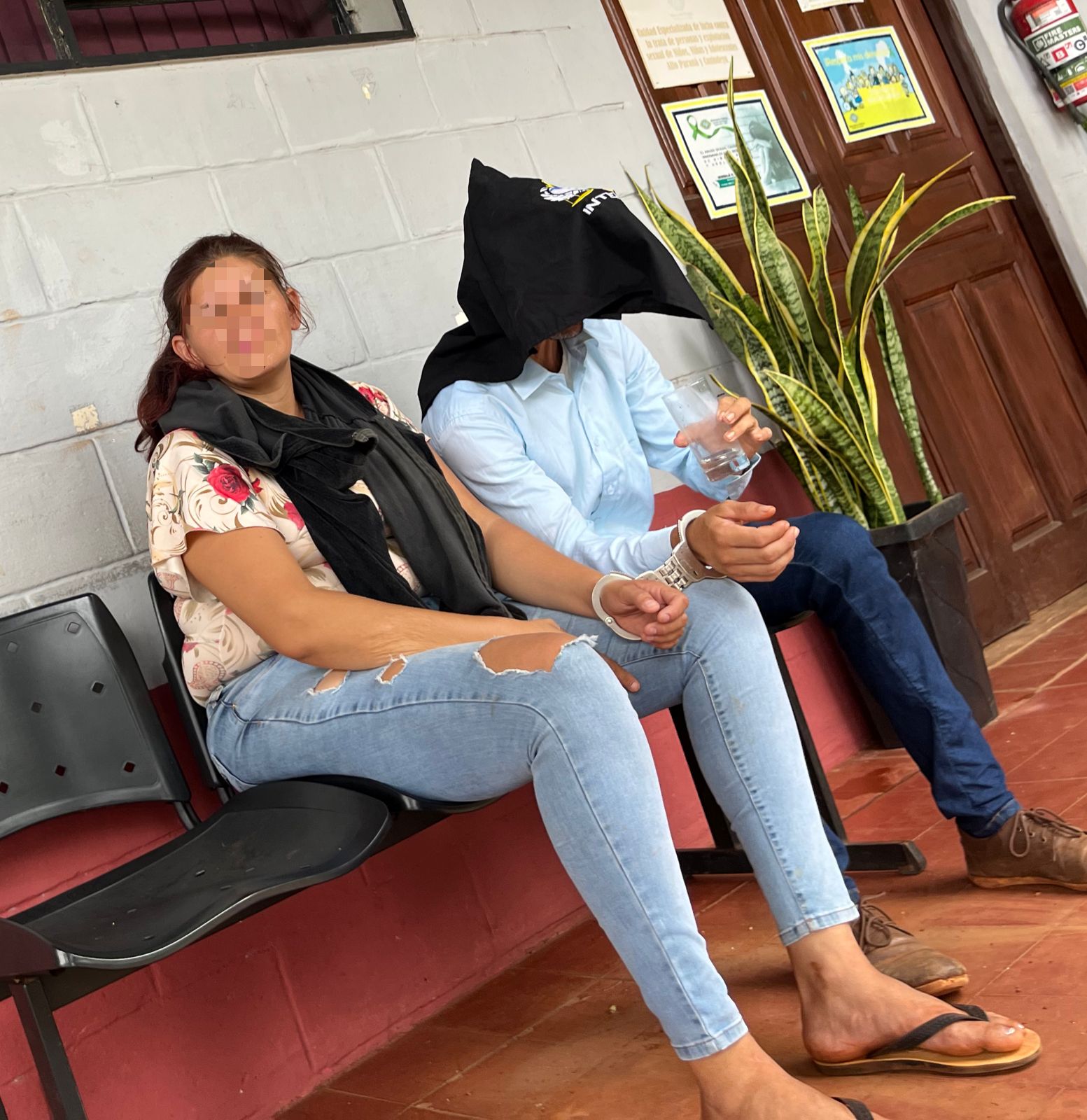 Detienen a los padres de una niña de 7 años y a pareja que abusaba de la menor