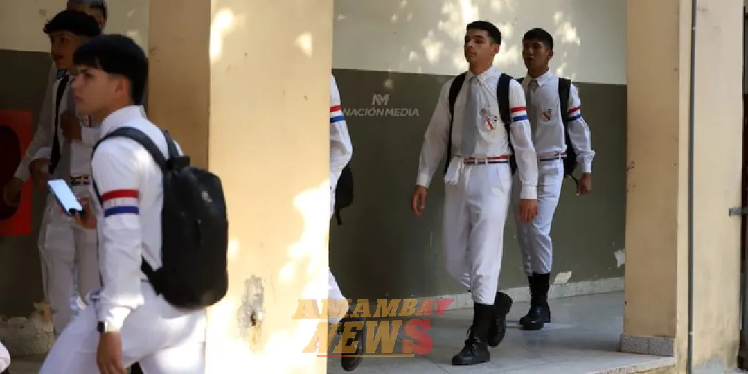 Alumnos del CNC exigen salida del director y cierran acceso al colegio