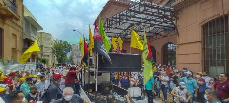 Docentes e indígenas copan las calles del microcentro de Asunción