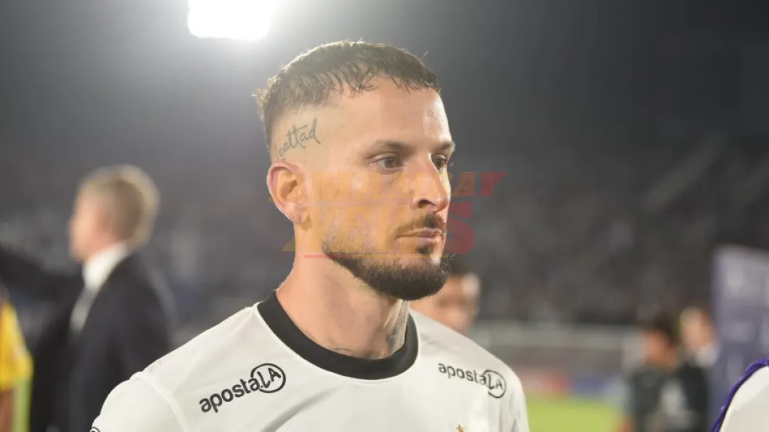 Darío Benedetto manda a callar a la hinchada de Olimpia