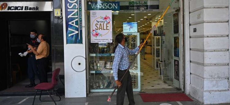 Nueva Delhi y Bombay empiezan a levantar restricciones anticovid en India