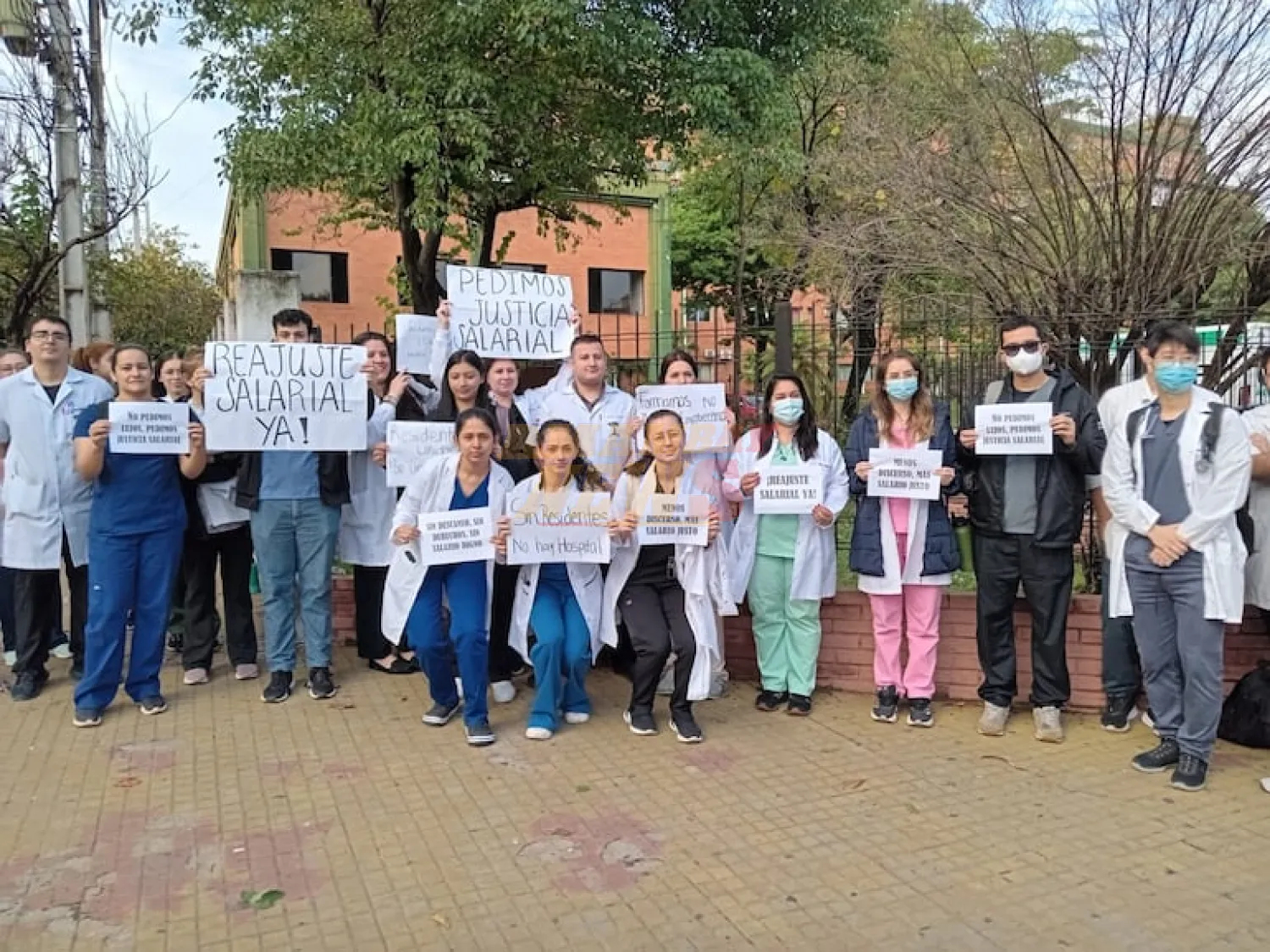 Médicos civiles del Hospital Militar exigen reajuste salarial