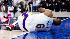 LeBron James, baja indefinida por lesión en el pie