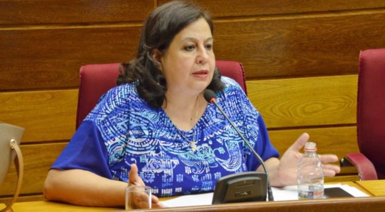 Senadora critica al Gobierno por dejar en manos de la gente la falta de fármacos