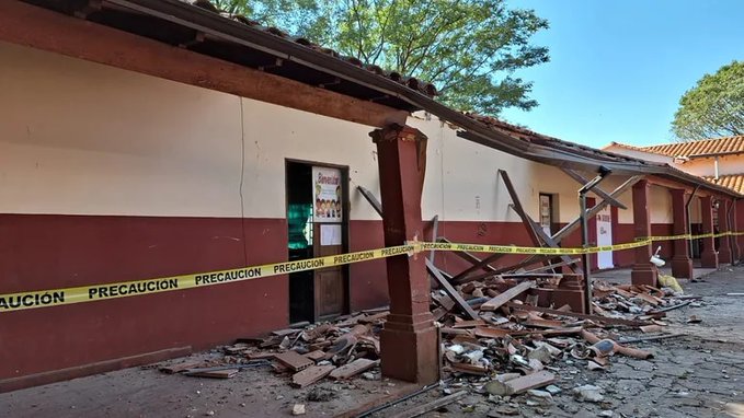Desgracia con suerte: techo de aula se cae en San Ignacio en domingo