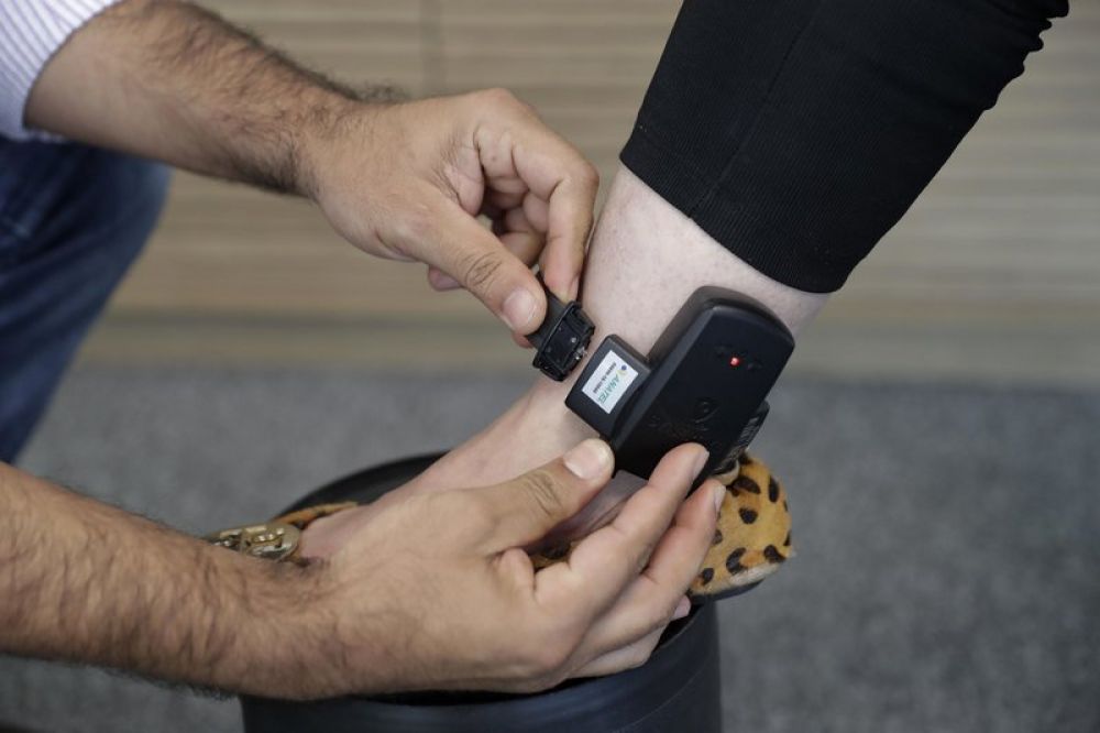 Anuncian plan piloto para implementar pulseras electrónicas