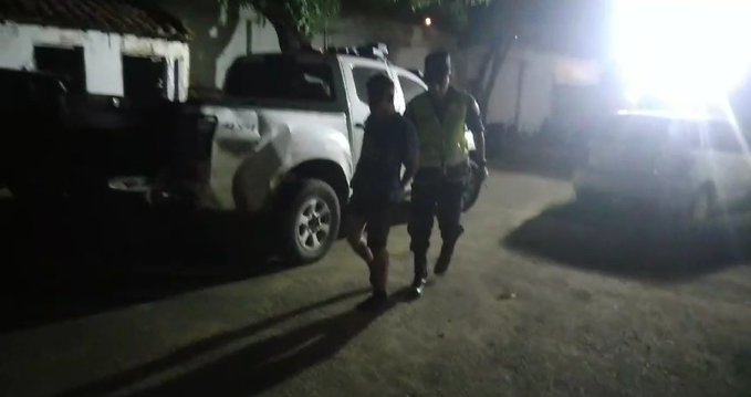 Vecinos redujeron a golpes a un moto asaltante tras sacar el celular a una mujer