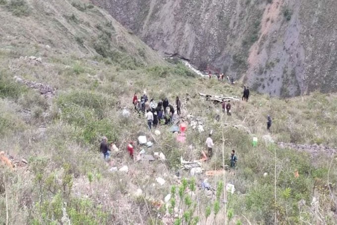 Al menos 20 muertos en Perú tras precipitarse un autobús por un desnivel de 300 metros