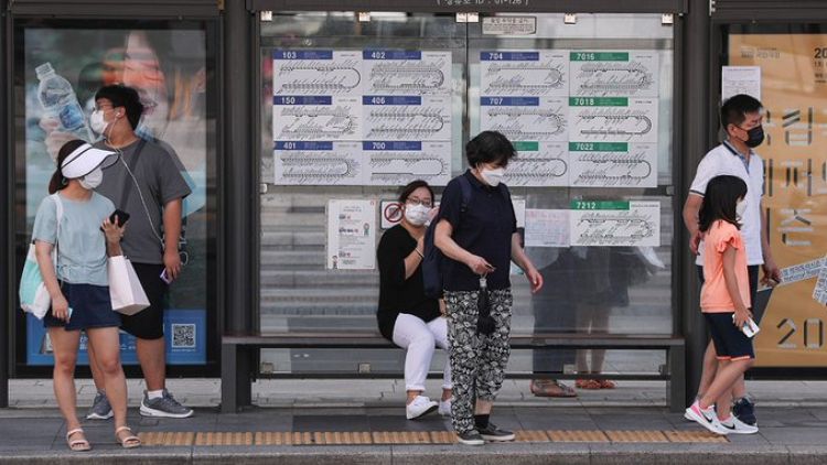 Corea del Sur registra récord de casos de coronavirus y planea restablecer distanciamiento social
