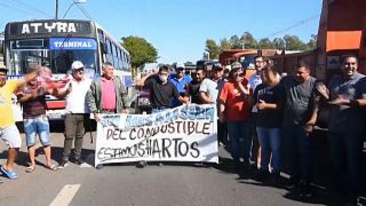 Camioneros recrudecen cierres de rutas en protesta por precio del combustible