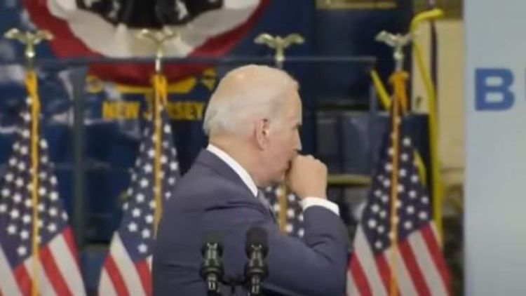 Joe Biden es criticado por toser en su mano y luego estrechar las palmas del público